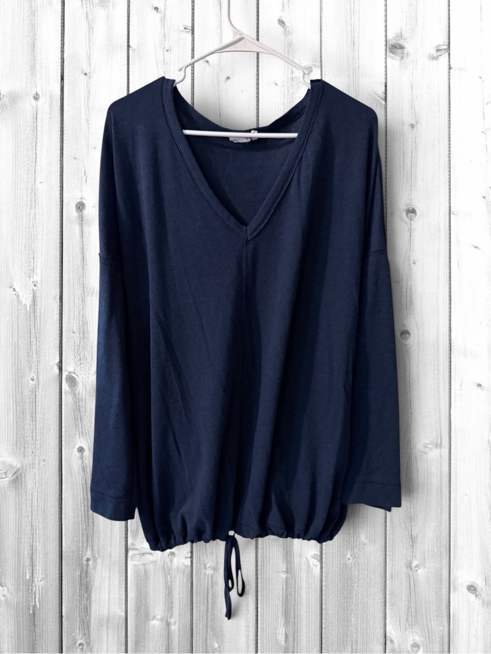 🌼Suzanne Betro Navy V-Neck Drawstring Hem Pullover Top